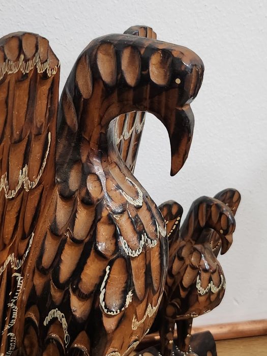 sculptură din lemn, lucrată manual, reprezentând vulturi