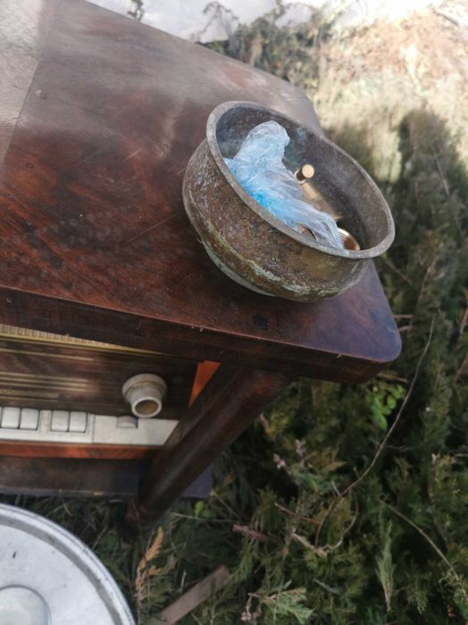 Бакърена купичка и списания космос