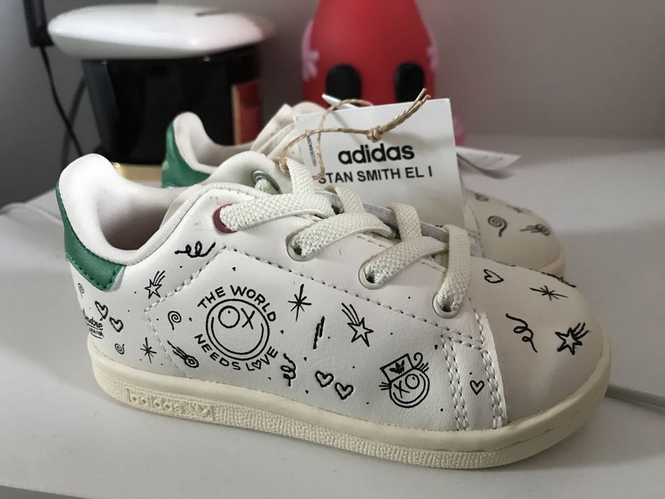 Нови! Детски Adidas Stan Smith, номер 22
