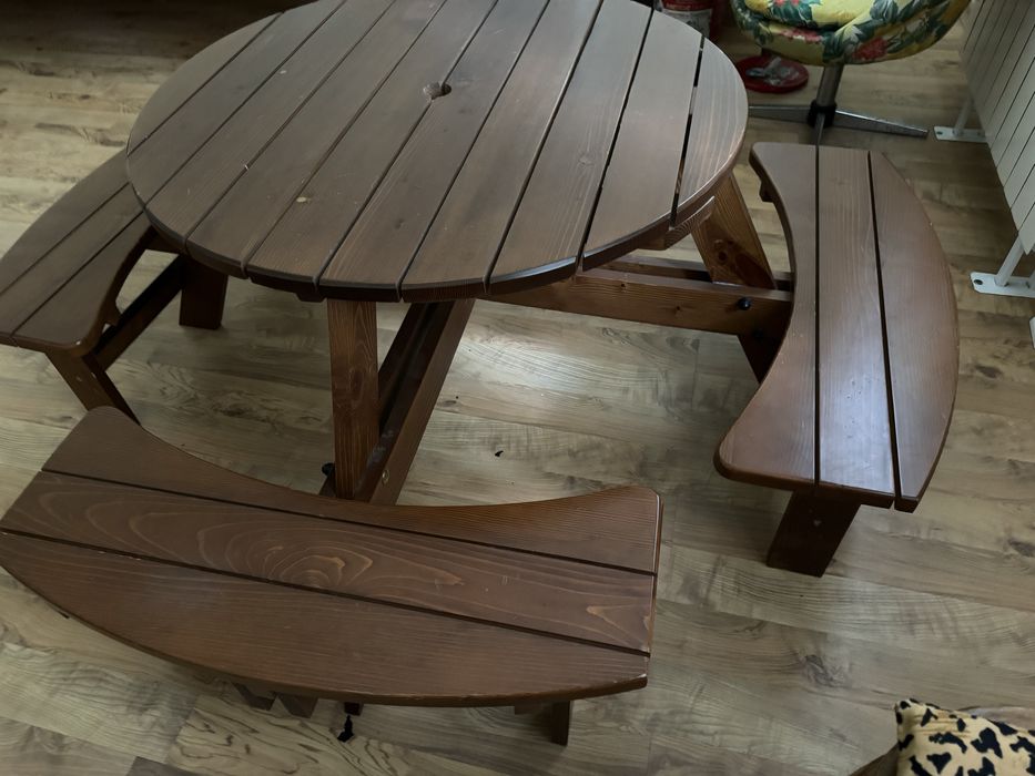 Детска маса с вградени пейки