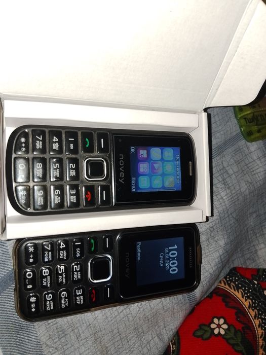 Два кнопочных телефона