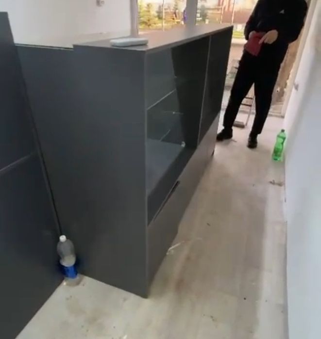 Ветрина со столом для ремонта телефон