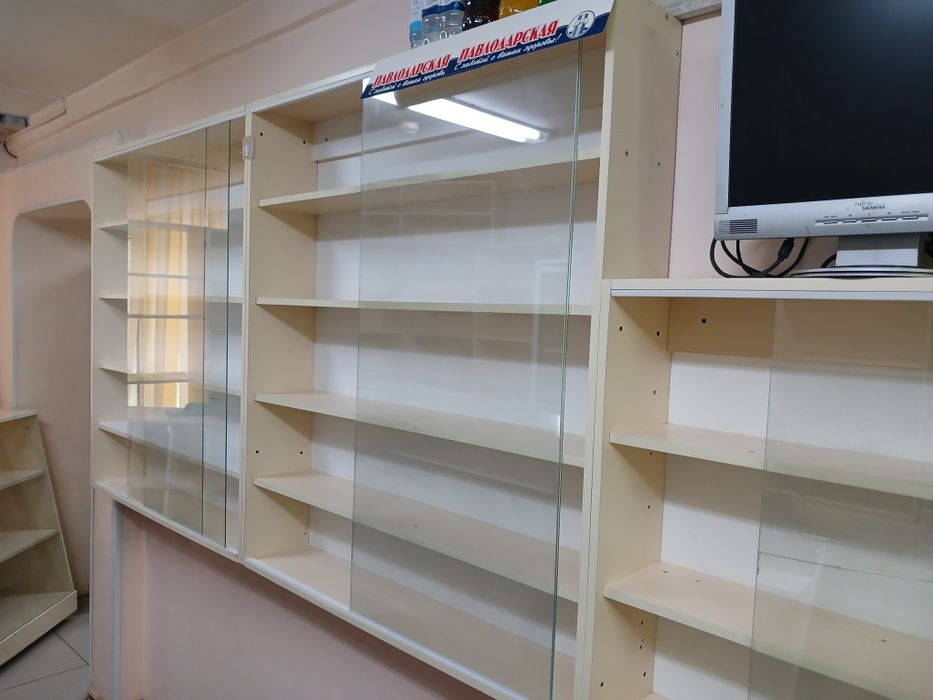 Продам витрины, стеллажи.