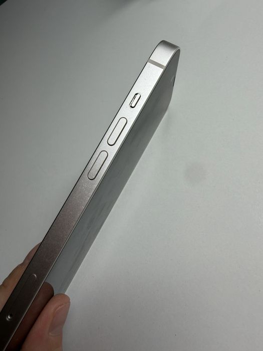 Iphone 14  белого цвета