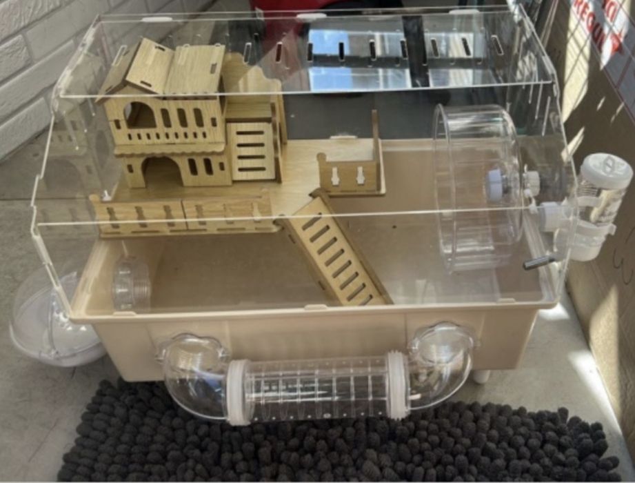 хомяк с клеткой