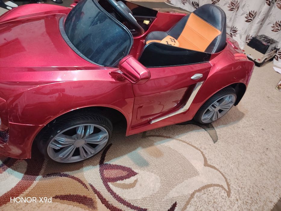 Продам машинку на акумляторе детский