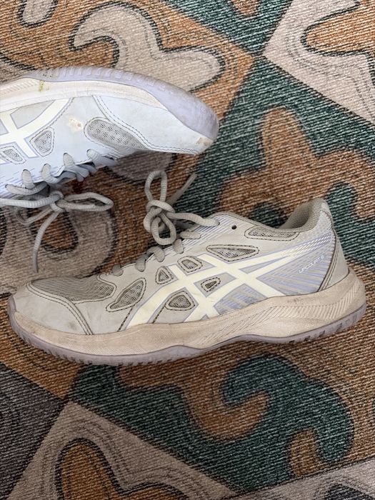 Продаю кроссовки волейбольные Asics