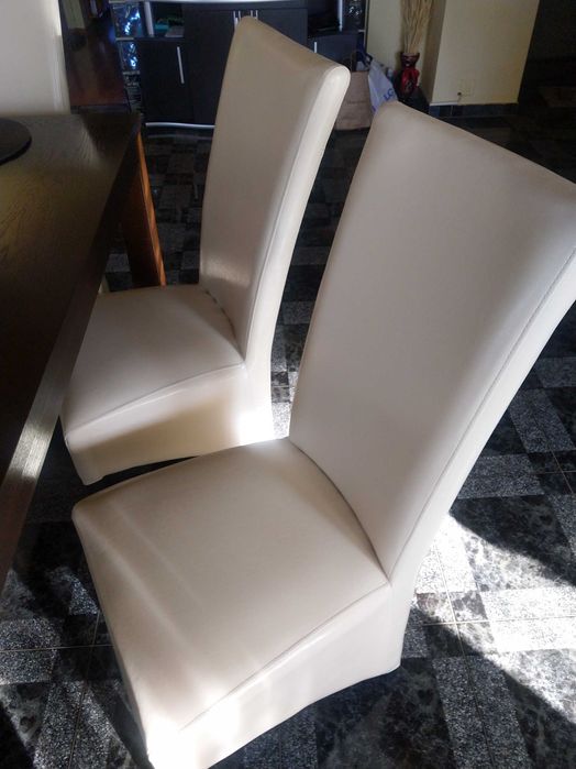 Vând masă ptr. sufragerie sau bucătărie + 6 scaune. Se vând și separat