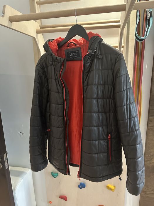 Продавам оригинално яке на Armani