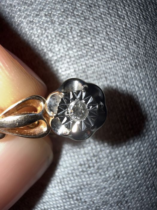 золотые серьги с бриллантом