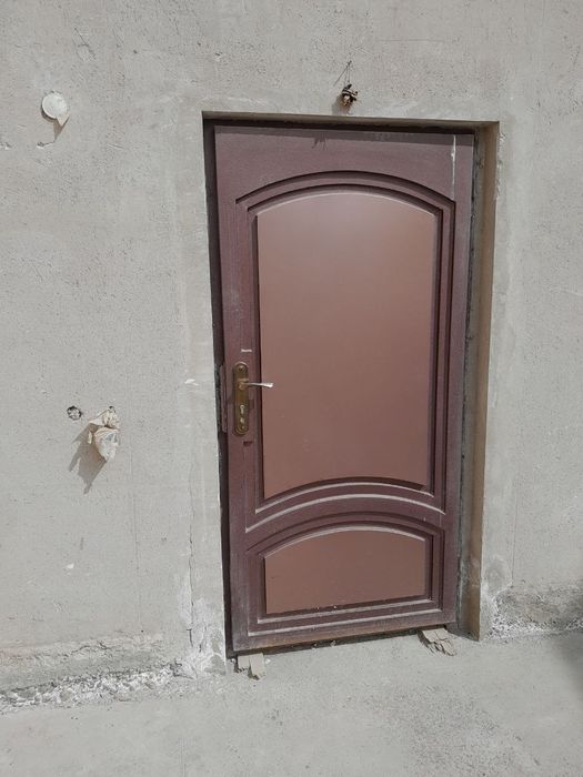 Darvoza sotiladi eni 2.80 boyi 3.20 ikki qavat qalin listdan