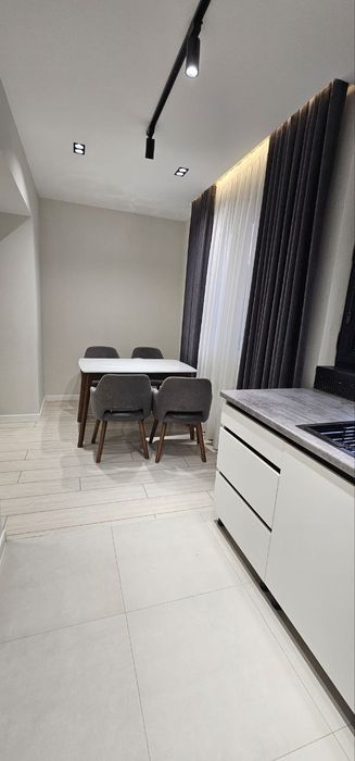 Аренда 1/1/5 Буюк ипак йули, Художник