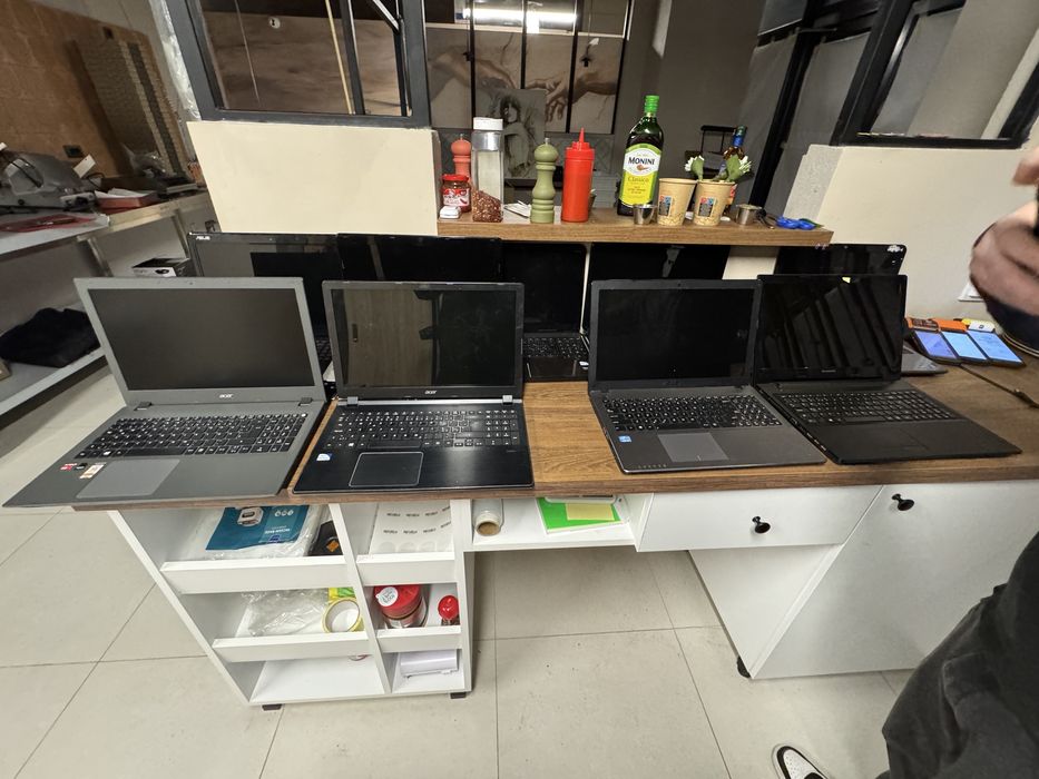 Laptopuri diverse modele doar 3 sunt functionale iar unul are parola