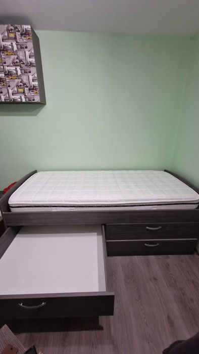 Единично спално легло с 4 шкафа
