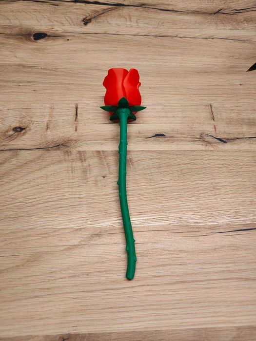 Изящна 3D принтирана роза с дръжка – декоративен арт акцент