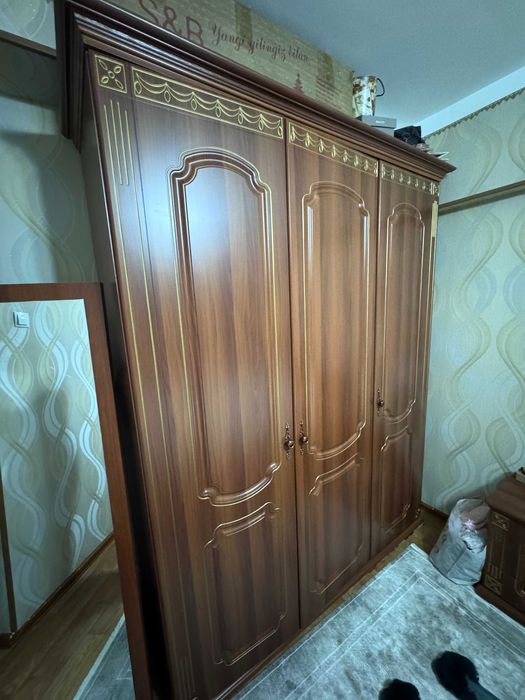 Продаю мебель (кровать, тумбочки, шкаф, зеркало, трельяж)