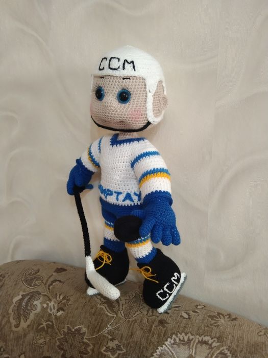 Хоккеист. Вязаные игрушки.