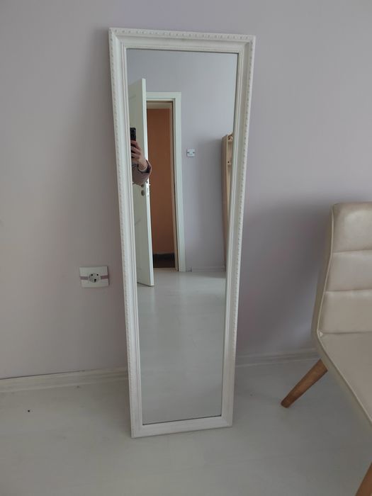 Огледало с бяла рамка