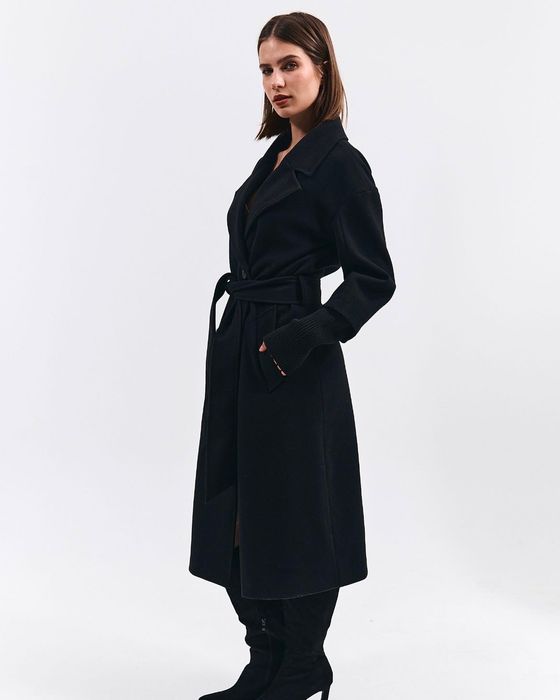 Продавам Черно палто