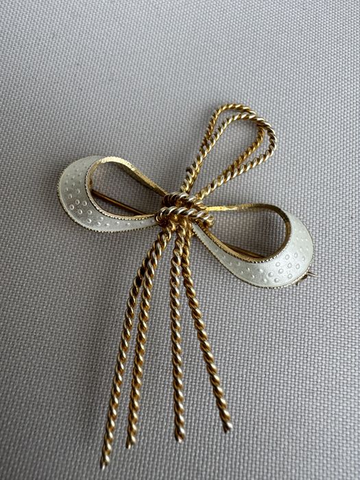 Brosa scandinava argint si email