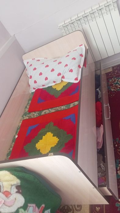 Кровать внизу шкаф