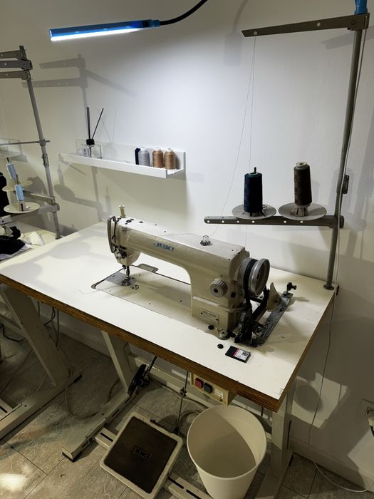 Mașină de cusut industrială JUKI DDL-8500 cu masă și motor