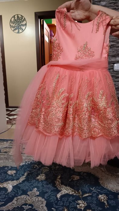 Продам платья на девочек 5 лет