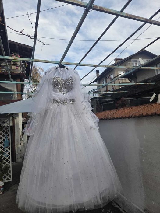 Булчинска Рокля с Воал и Обувки Към Нея