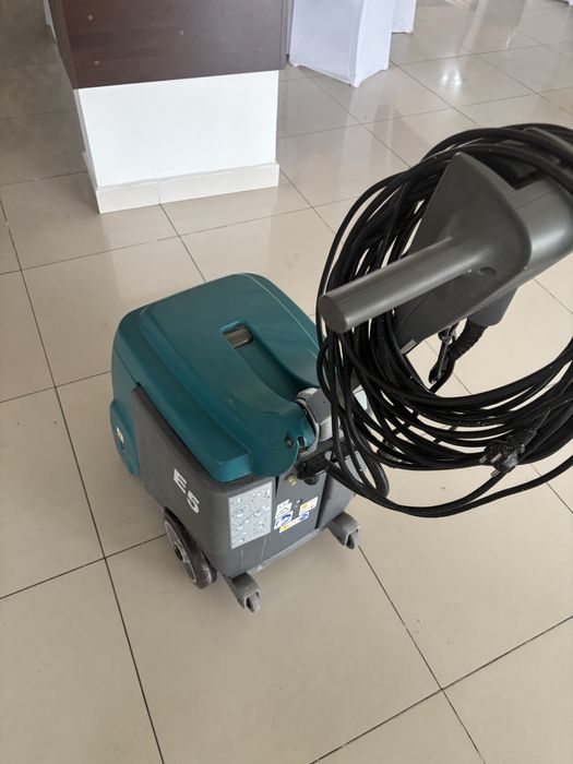 Aspirator TENNANT PROFESIONAL  cu Spalare  mocheta