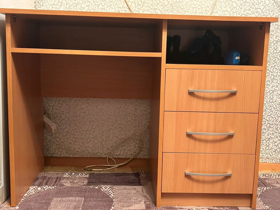 Продам стол компьютерный