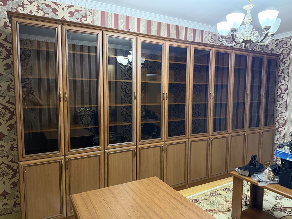 Продаётся стеллаж, рабочий стол и 2 стула