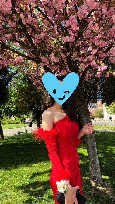 Rochie roșie cu puf lunga, purtată o singura data