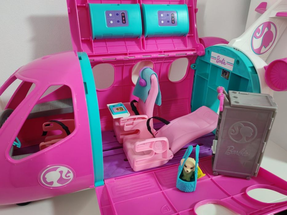 Продавам оригинален игрален комплект Barbie Dreamplane на марката Mattel.