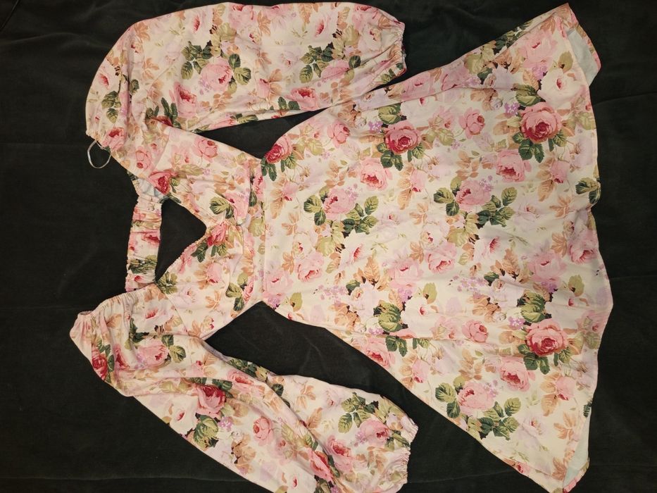 Бяла рокля с розови цветя