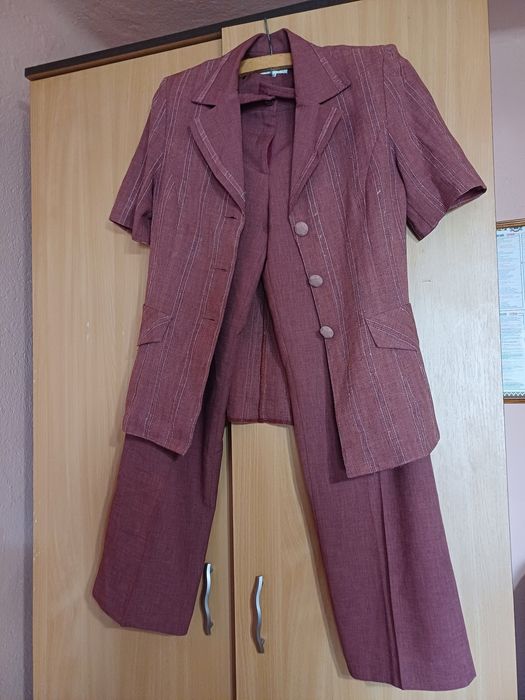 Vand costum cu pantaloni, XL, în stare perfecta