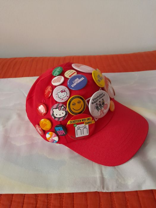 Șapcă cu 23 ecusoane