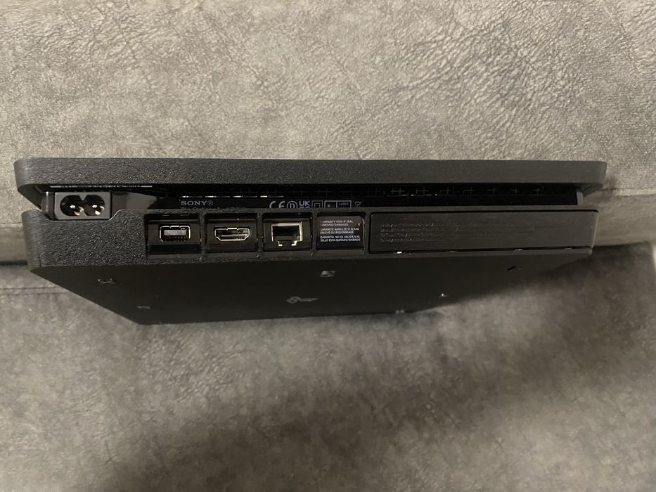 Продавам PS4 Slim 500GB – Отлично състояние, неотваряна конзола!