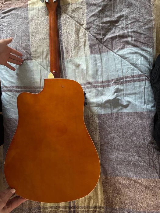 Gitara 41 razmer qirilgan surilgan joyi yoq hamma joyi ishlidi kalonka