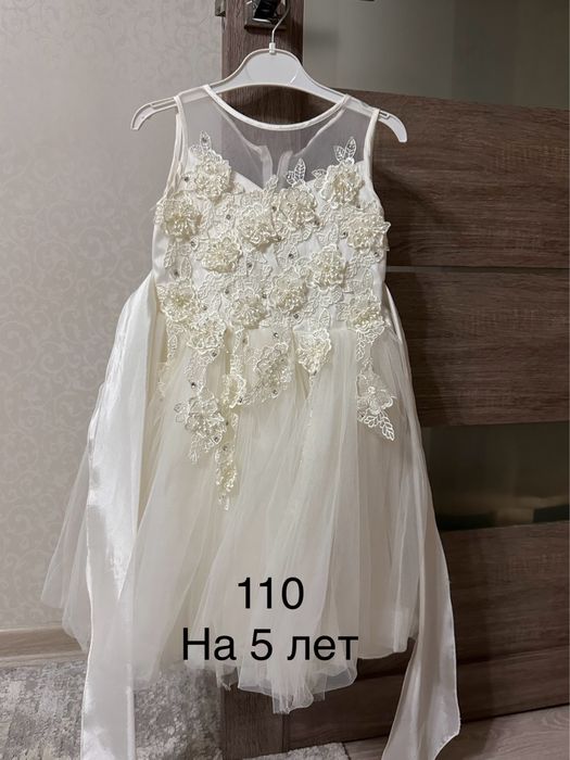 Продам нарядные платья для девочек