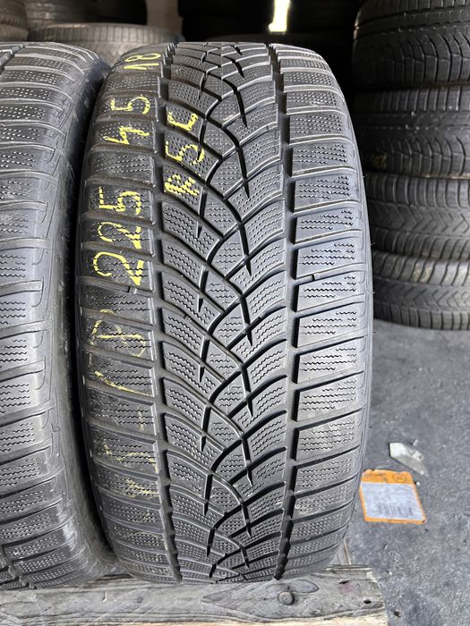 2 anvelope iarna 225/45/18 , GoodYear , RunFlat , 5.7 mm