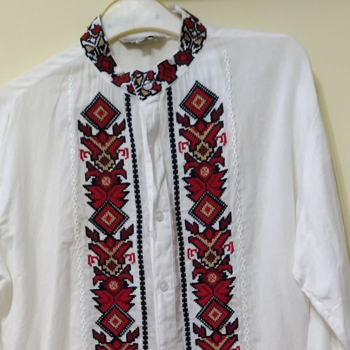 Мъжка риза със бродерия шевица