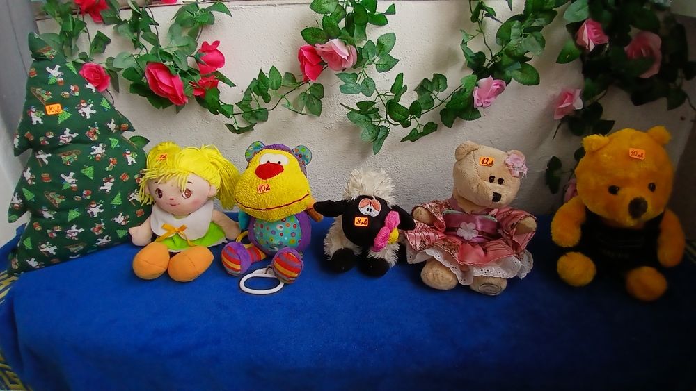 Плюшени играчки различни големини и разцветки любими на малките деца.