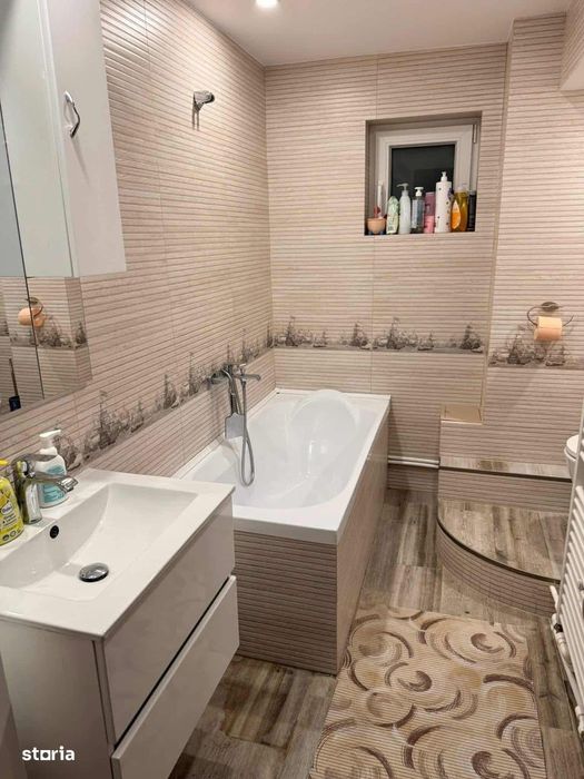 De vanzare apartament 3 camere și balcon, zona ultracentrala, renovat