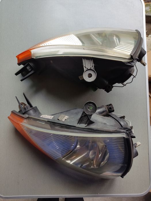 Vând faruri pentru Ford Ka model 2000