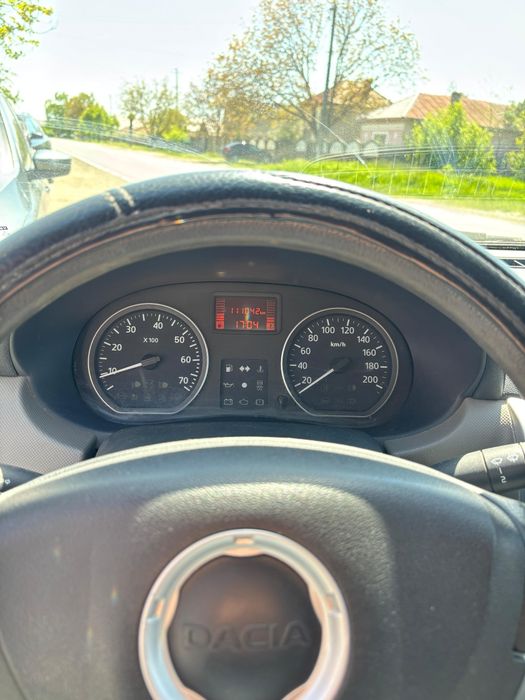 Vând Dacia Logan