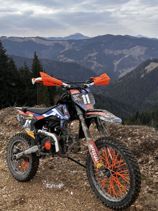 Vând cross 125cc 4t 30h de funcționare. Nu necesită nici o investiție tehnică cât și estetică
