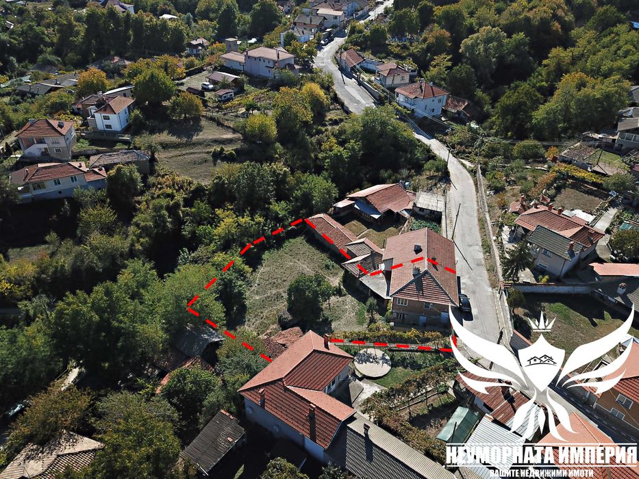 Продавам двуетажна къща 195РЗП с широк двор 1020кв. в с.Тополово