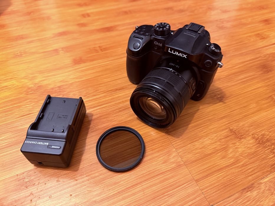 Aparat foto Lumix GH4 Kit cu obiectiv G Vario 14-140 F 3.5-5.62