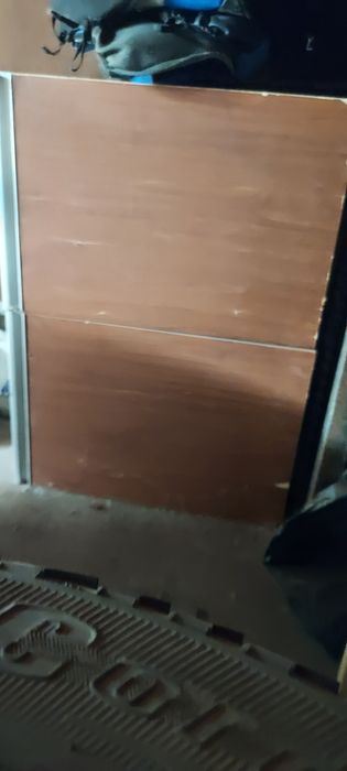 Отдам даром навесной шкаф с полкой.