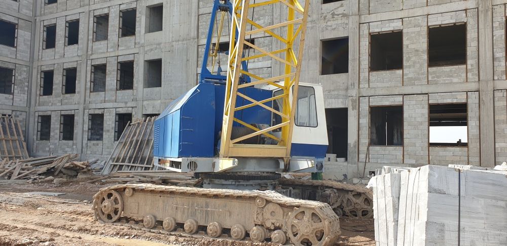 Продаётся гусеничный кран МКГ-25БР с длиной стрелой и большим гуськом.
